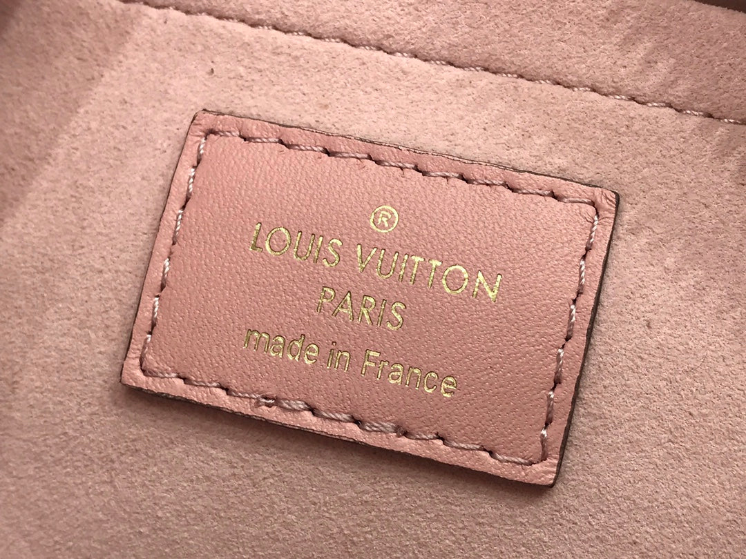 Bag Louis vuitton PETITE MALLE SOUPLE